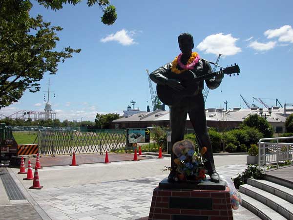 エルヴィス・プレスリーの銅像（神戸ハーバーランドガス灯通り）