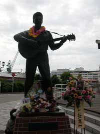 エルヴィス・プレスリー ファンの思いと立つエルヴィス・プレスリーの銅像