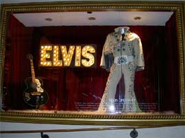 エルヴィス・プレスリーのギターとジャンプ・スーツ。美しい。